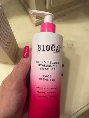 Moisture Lock Hyaluronic Vitamin E Face Cleanser - Pink